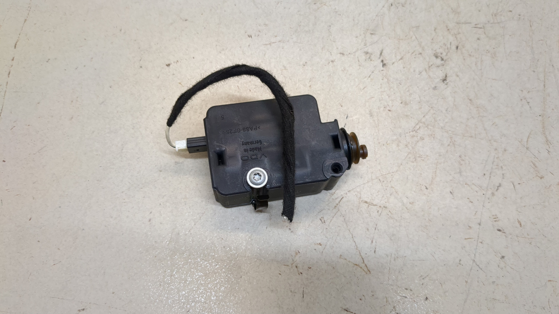 Активатор замка крышки бензобака