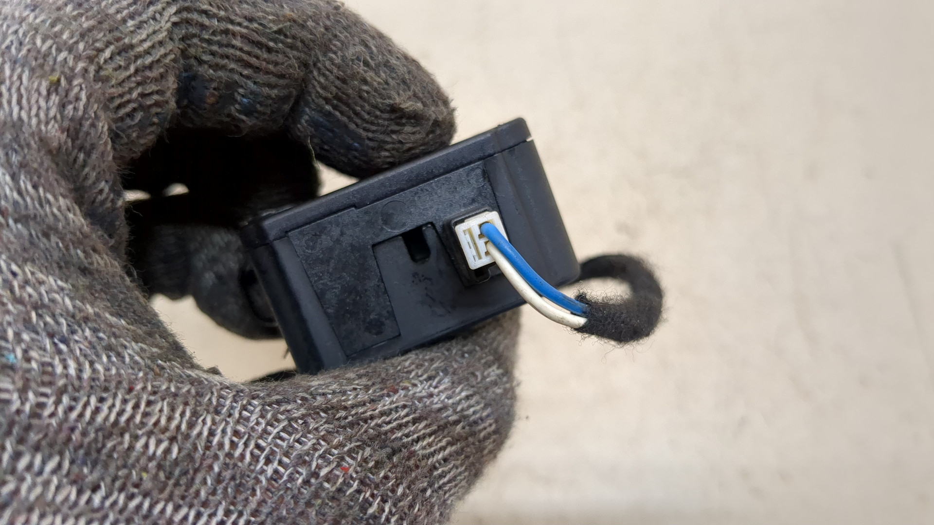 Активатор замка крышки бензобака