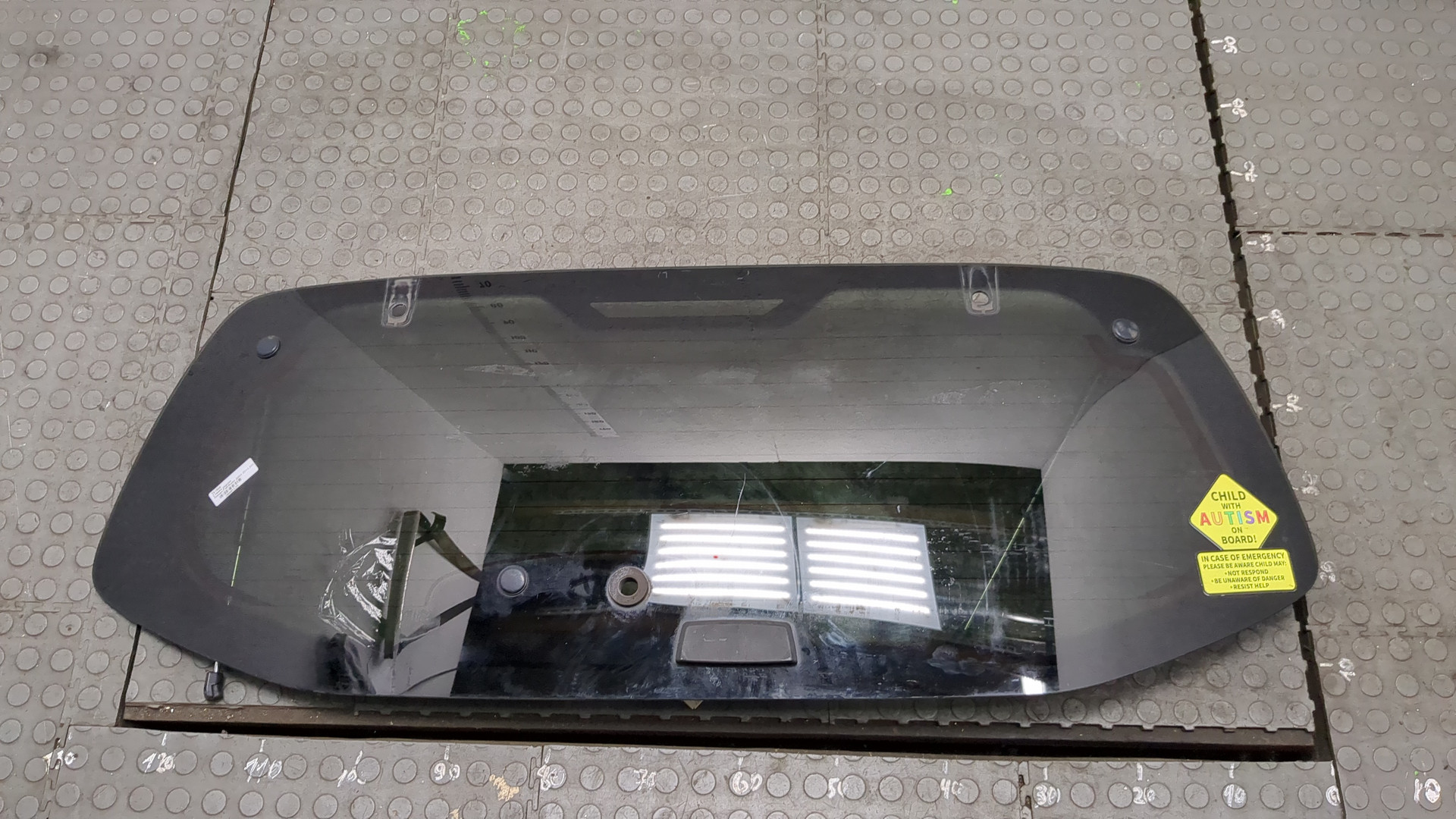 Стекло заднее