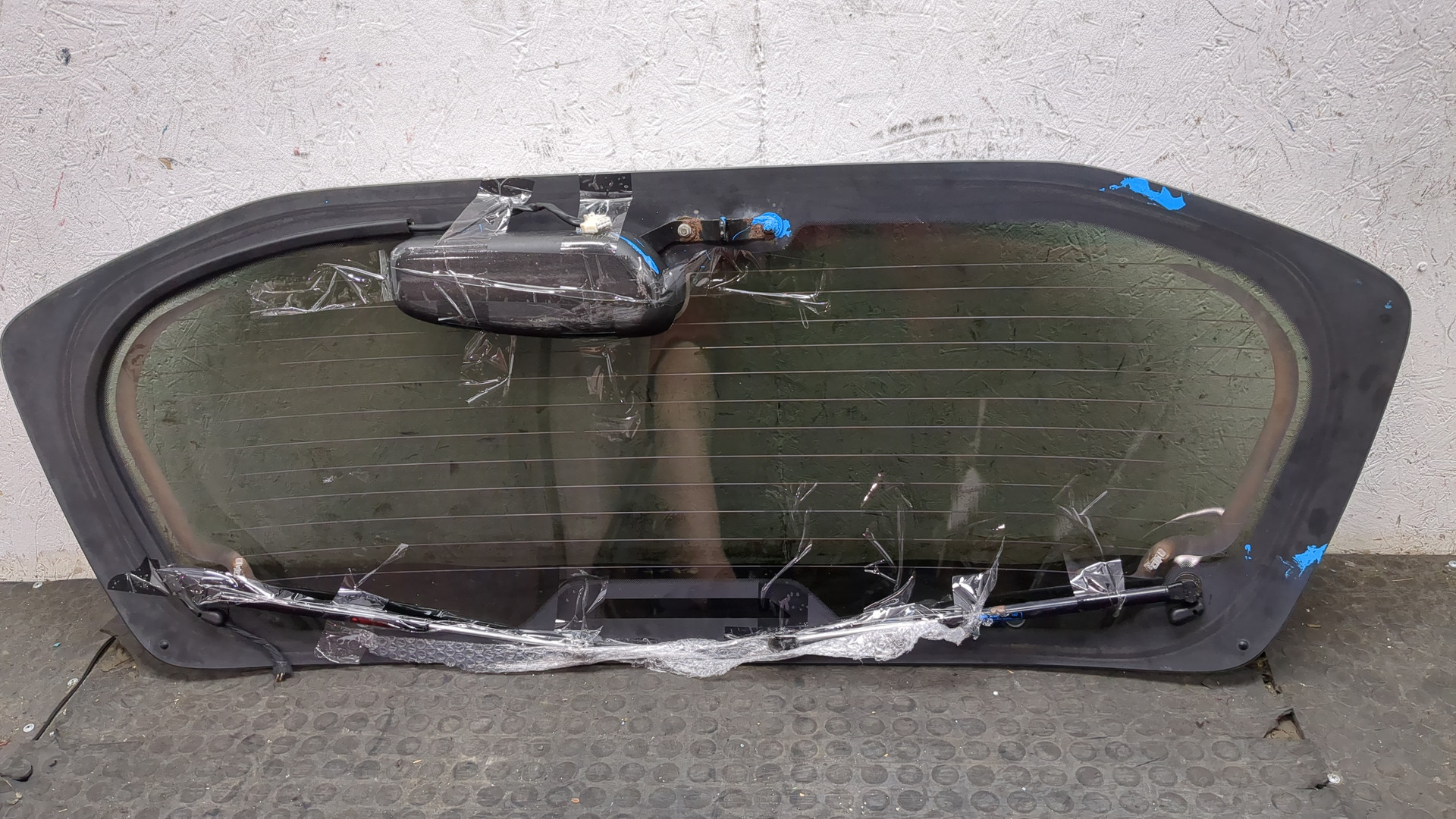 Стекло заднее