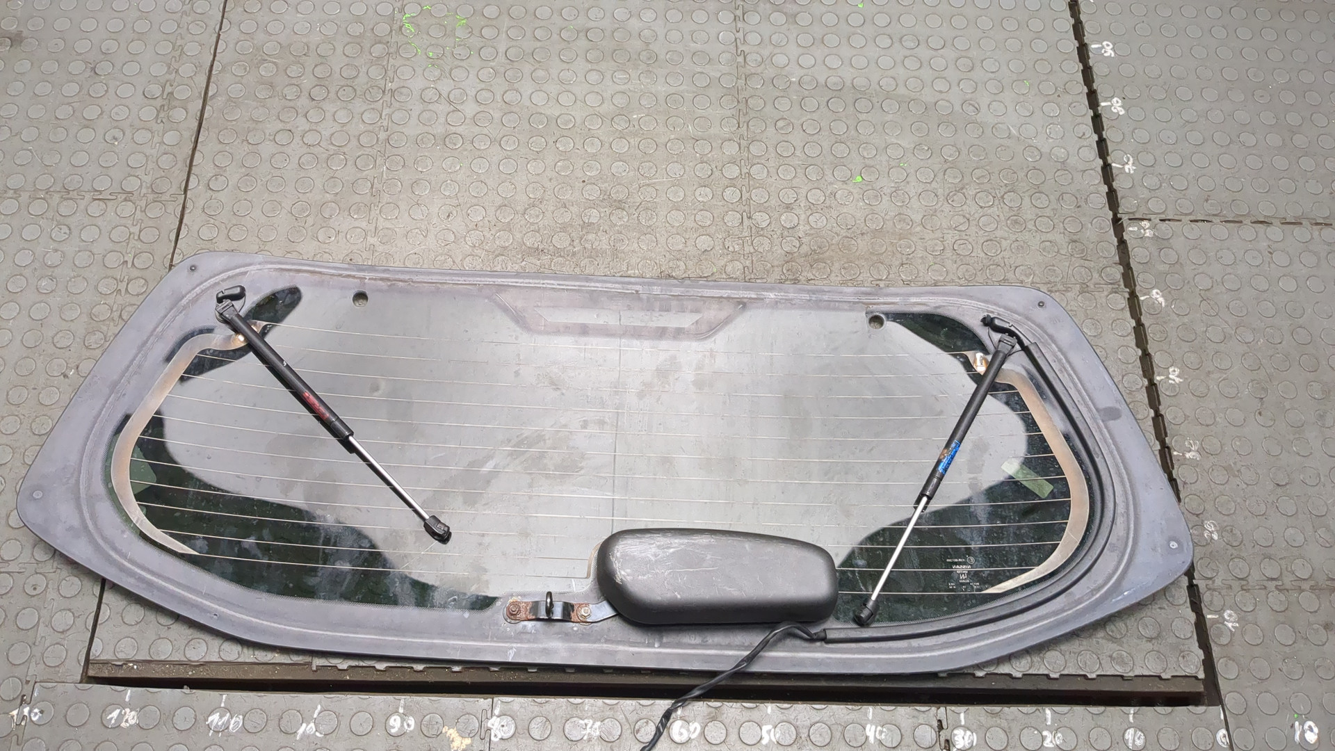 Стекло заднее