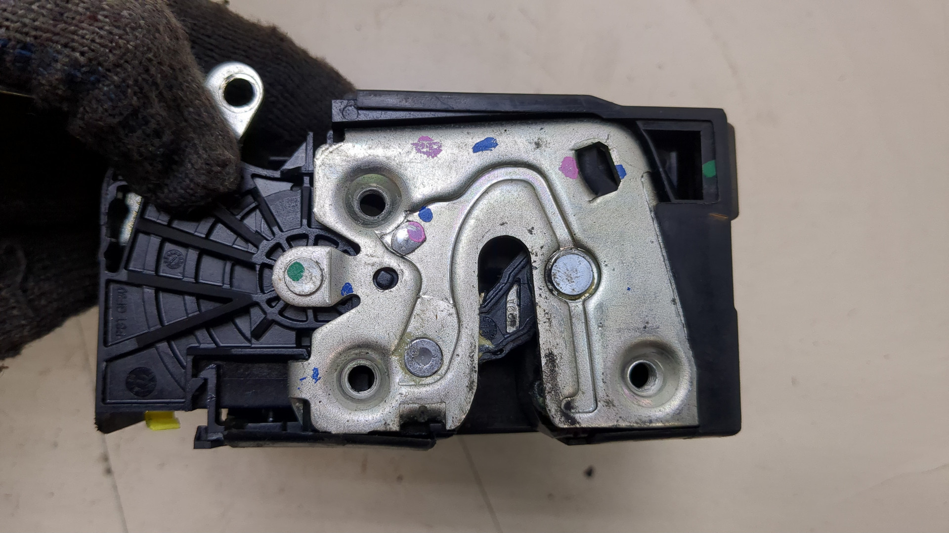 Замок двери передней левой