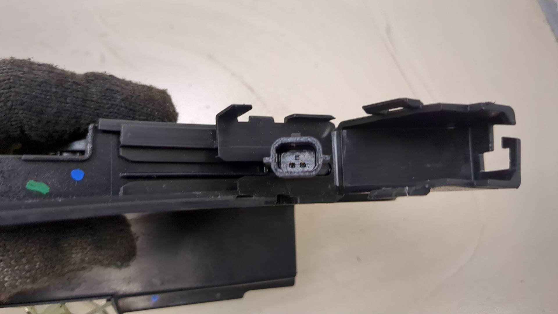 Замок двери передней левой