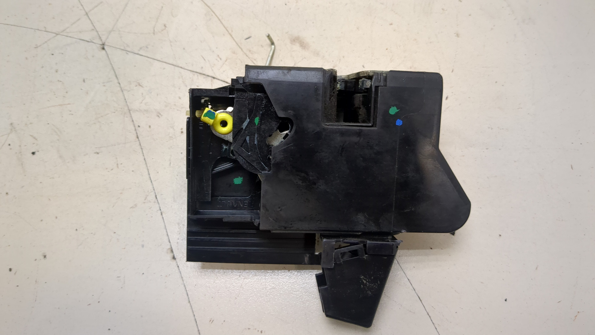 Замок двери передней левой