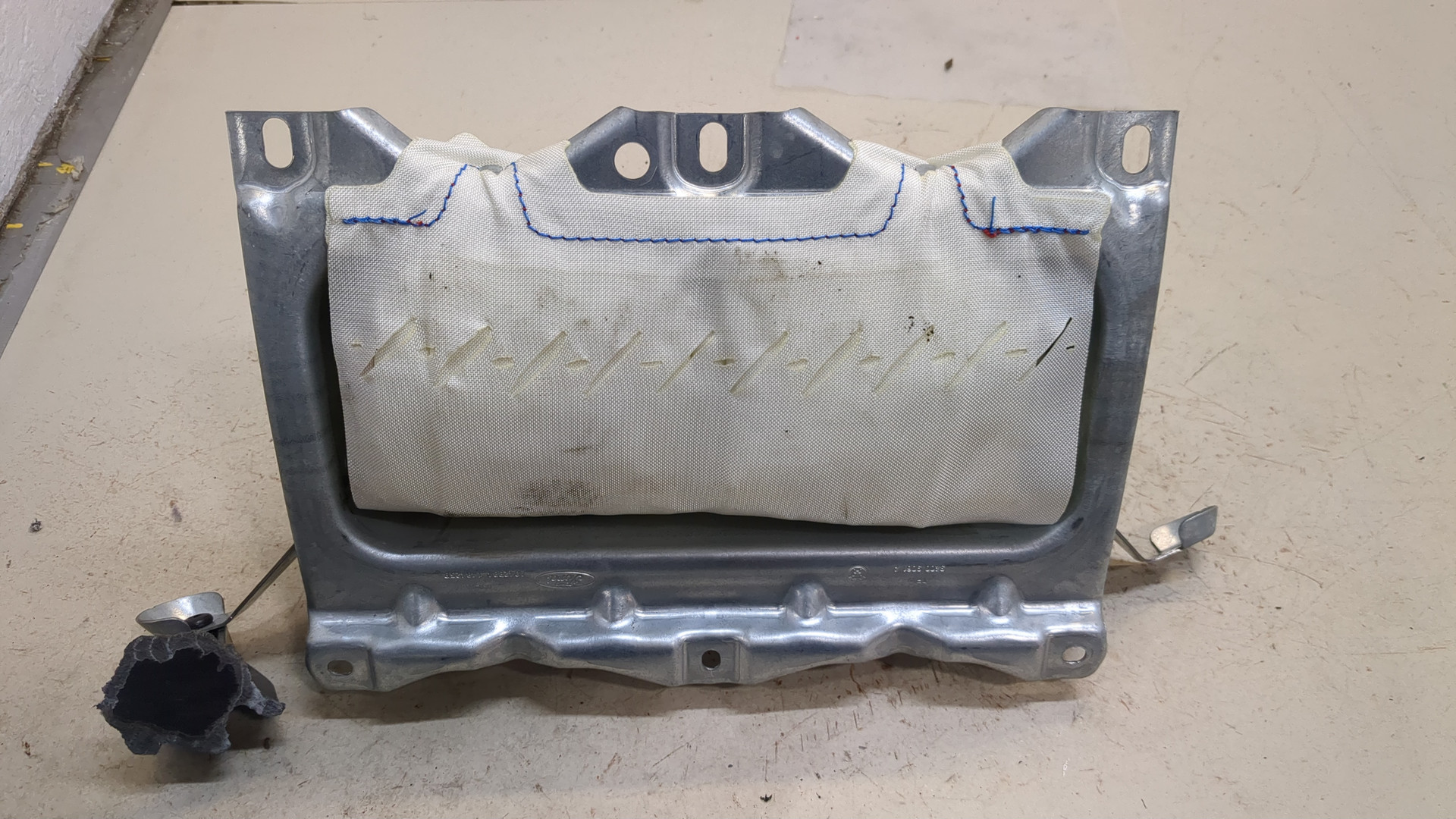 Подушка безопасности пассажирская (в торпедо)