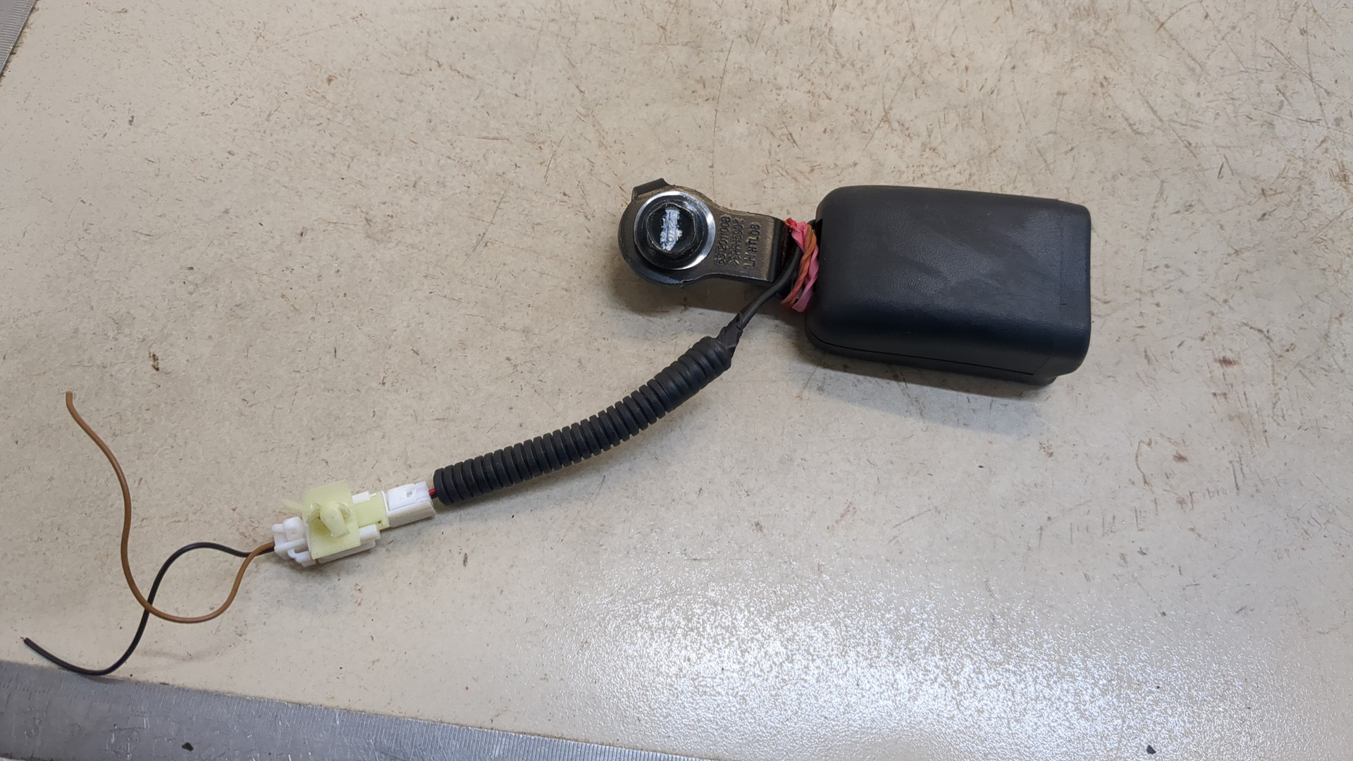 Ответная часть ремня безопасности