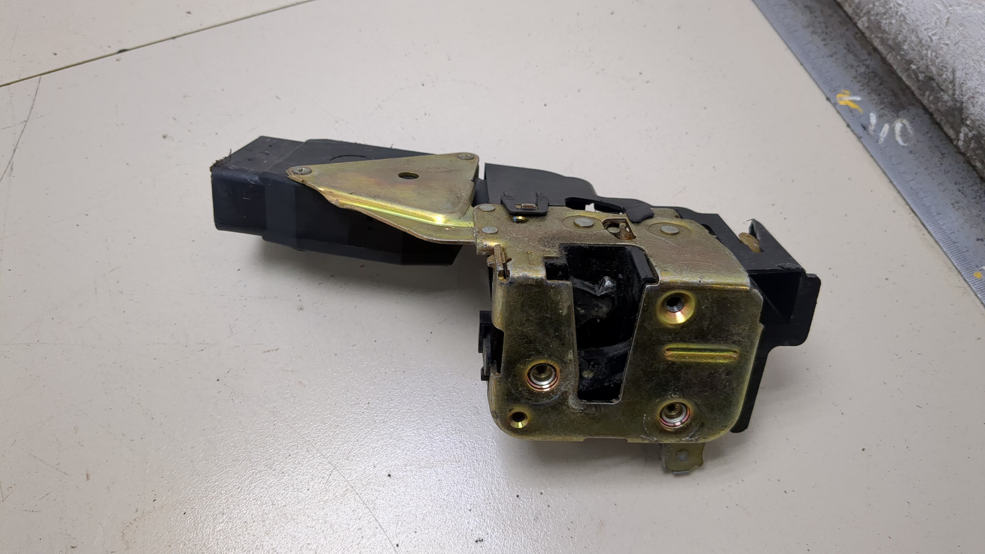 Замок двери передней правой