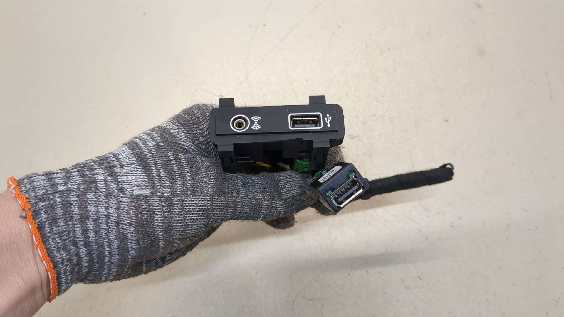 Гнездо AUX / USB IN
