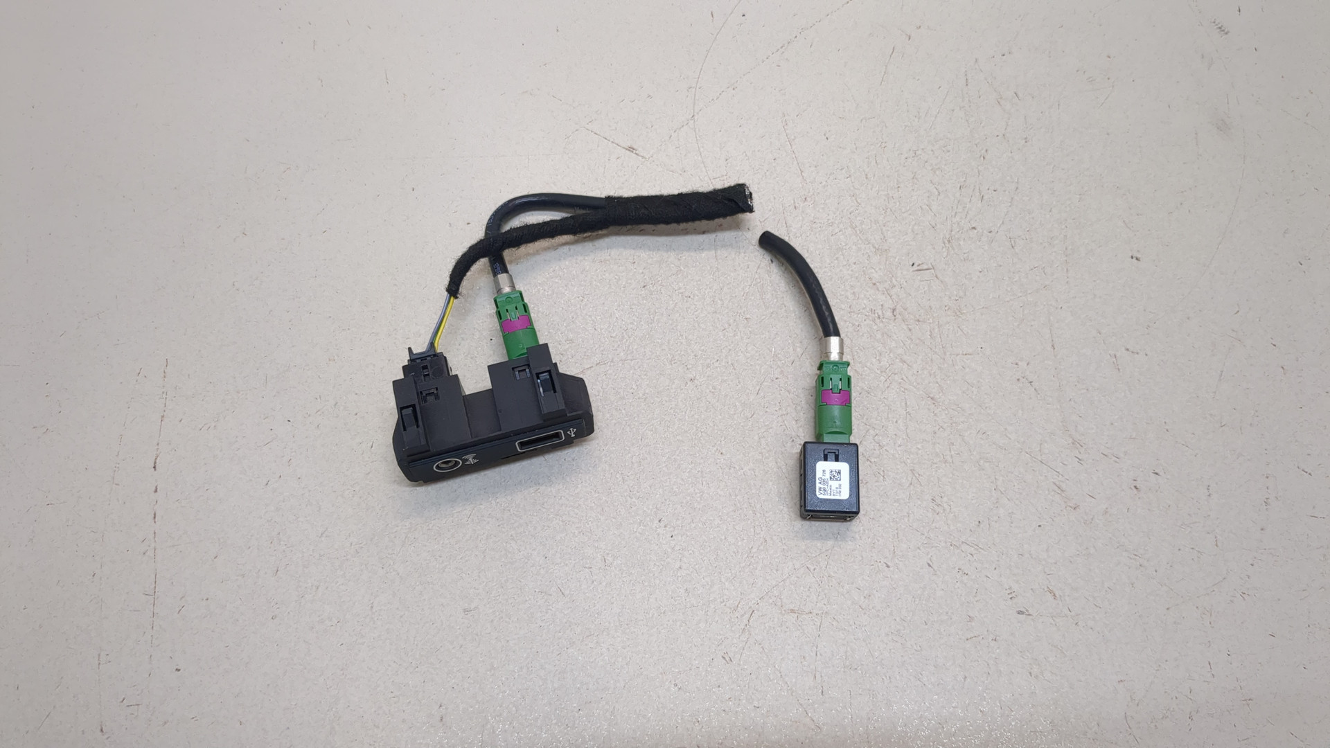 Гнездо AUX / USB IN