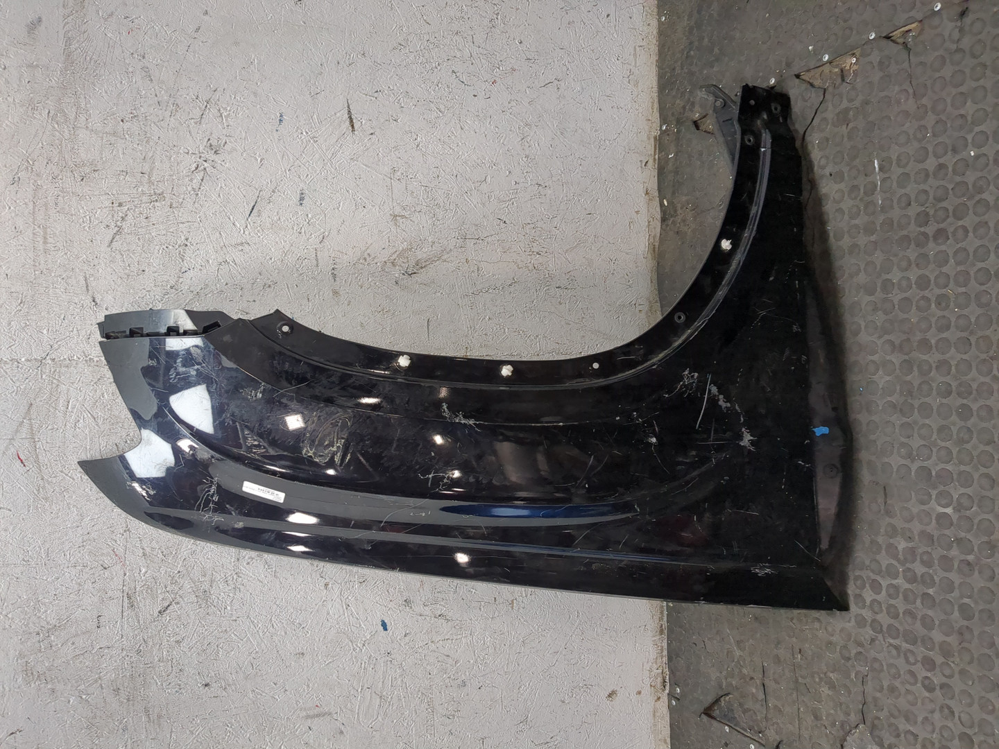 Крыло переднее правое