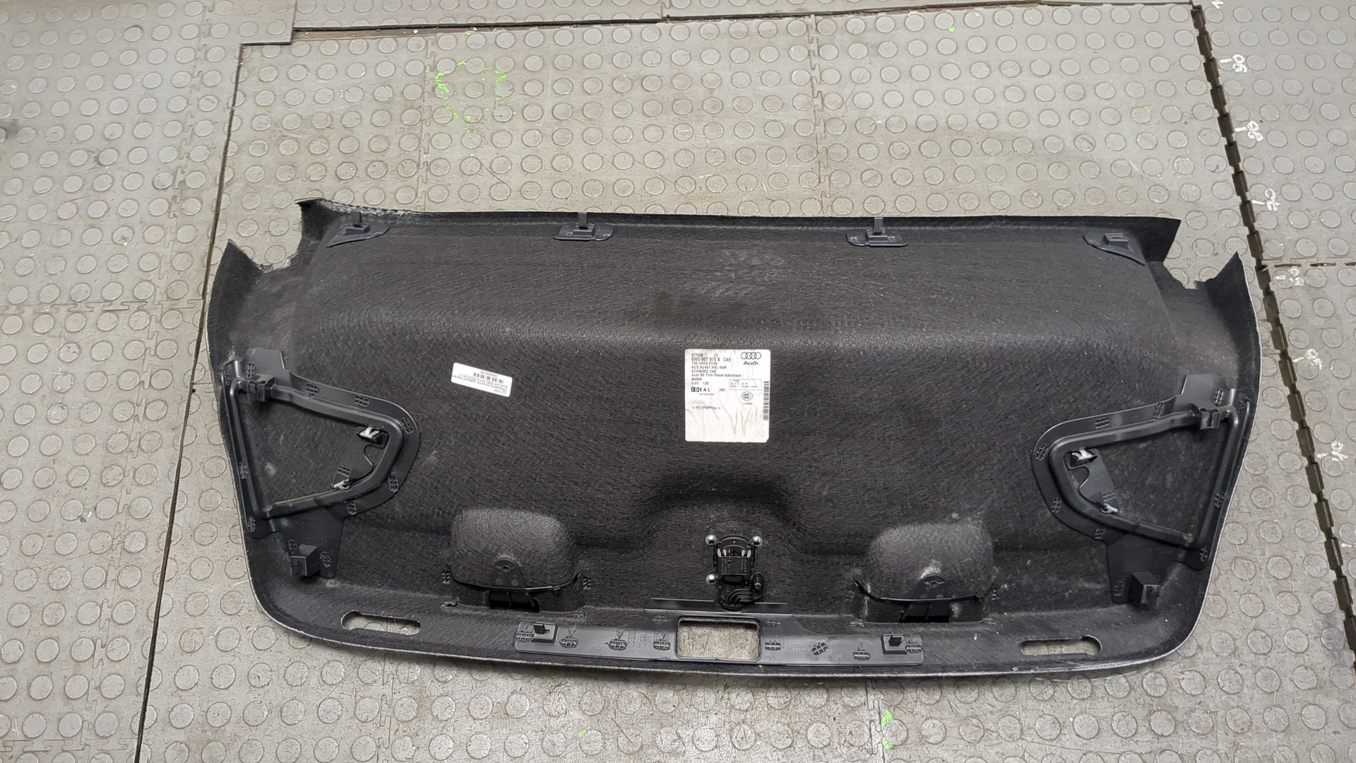 Обшивка двери багажника