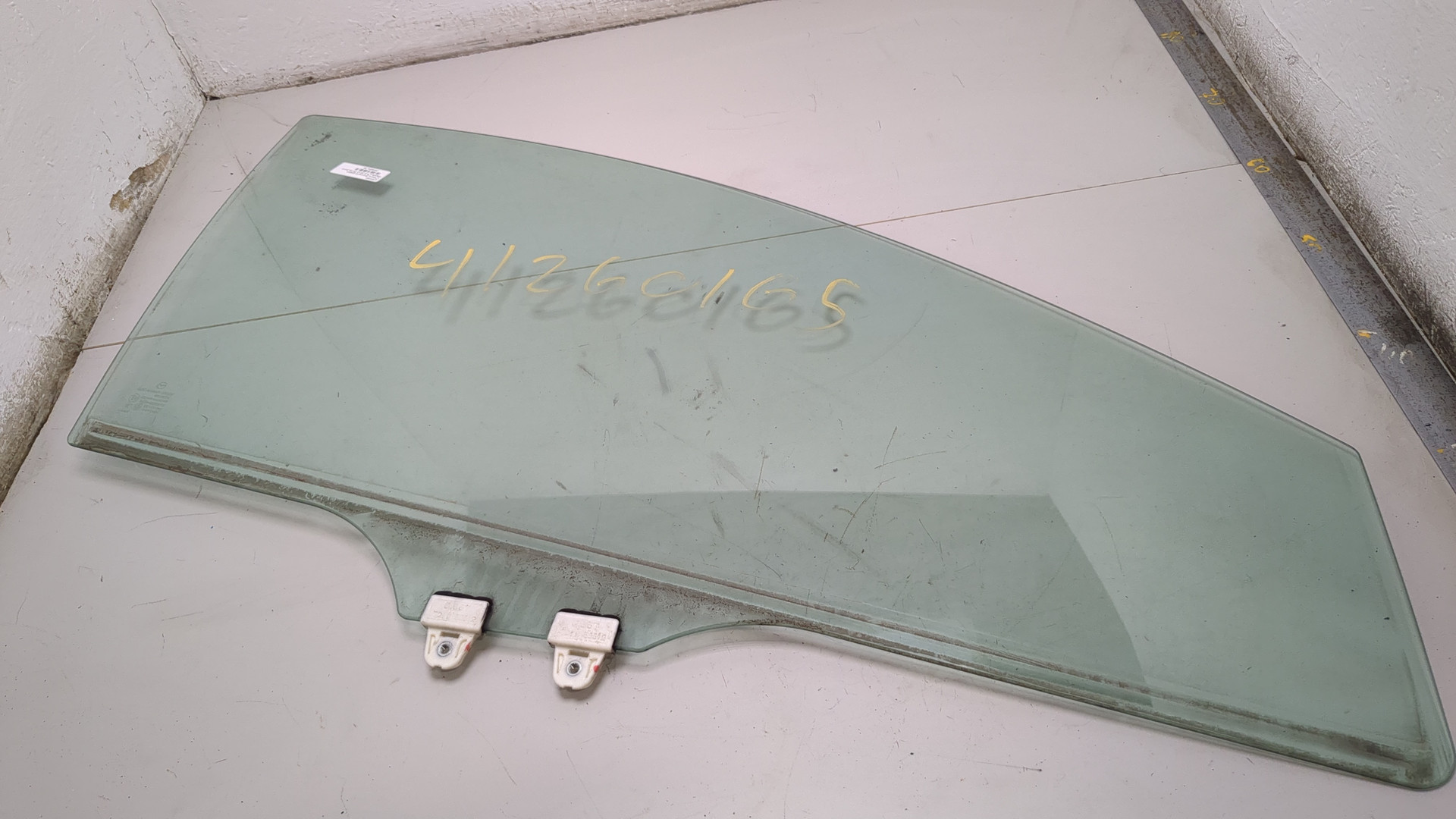 Стекло двери передней правой