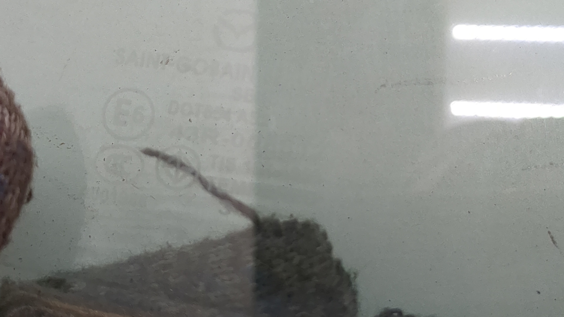 Стекло двери передней правой