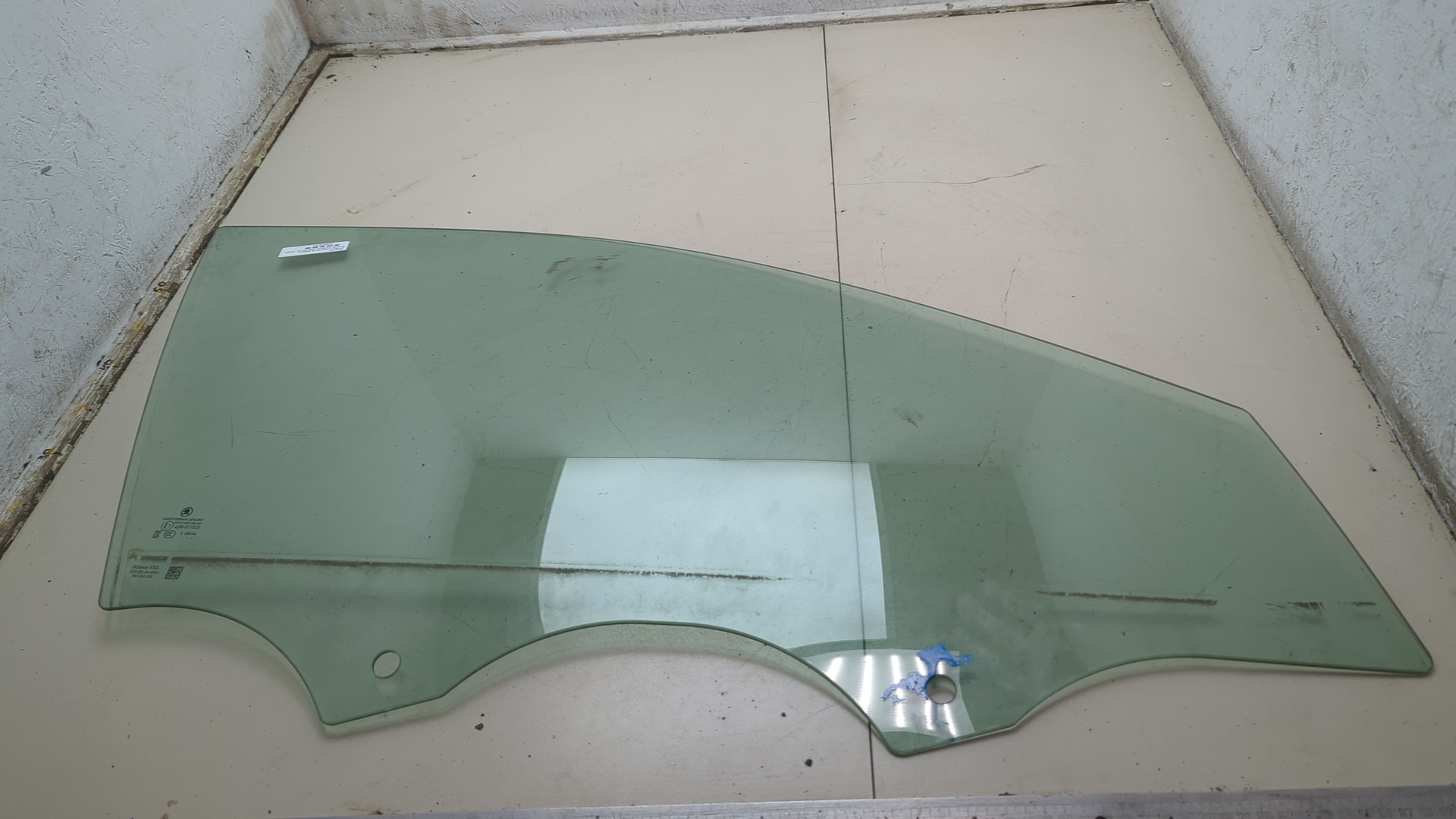 Стекло двери передней правой