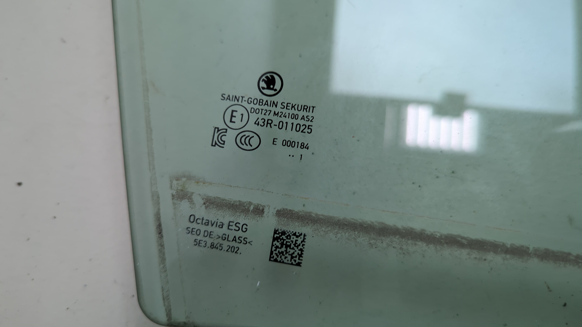 Стекло двери передней правой