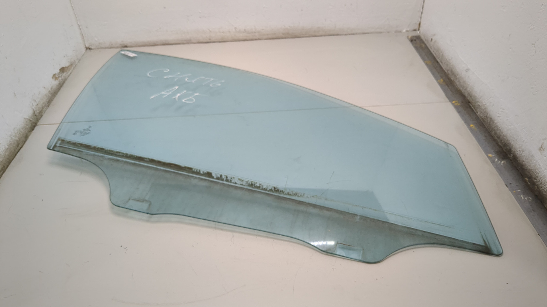 Стекло двери передней правой