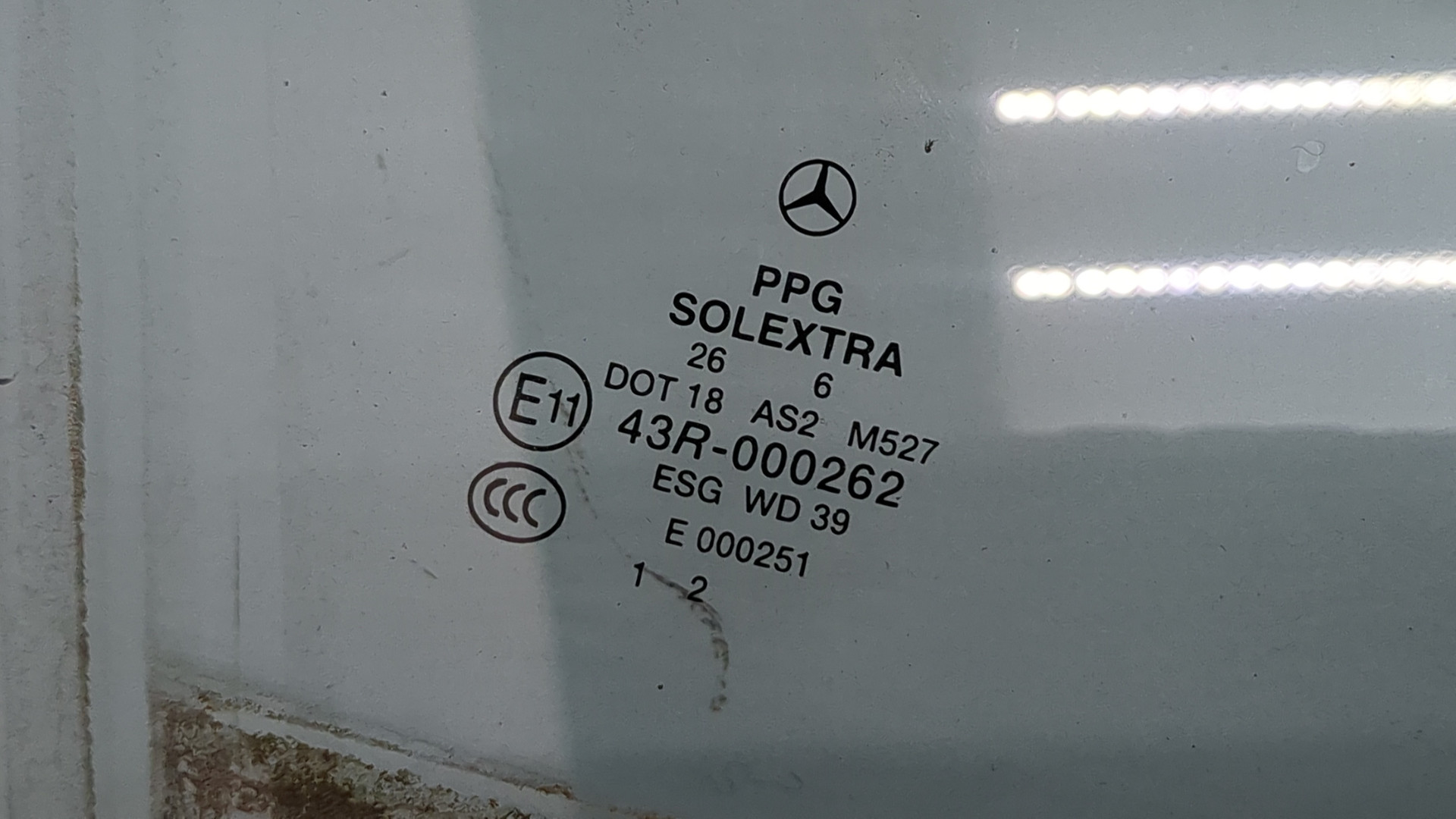 Стекло двери передней правой