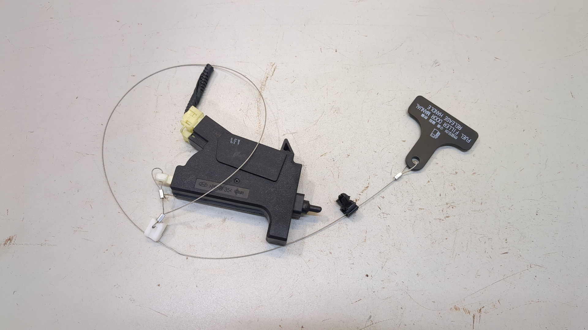 Активатор замка крышки бензобака