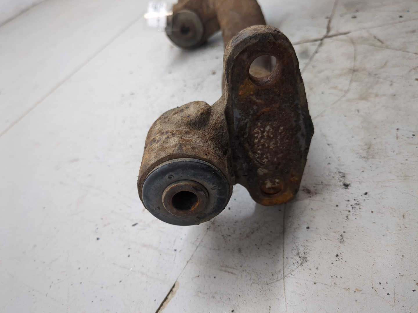 Рычаг передний левый