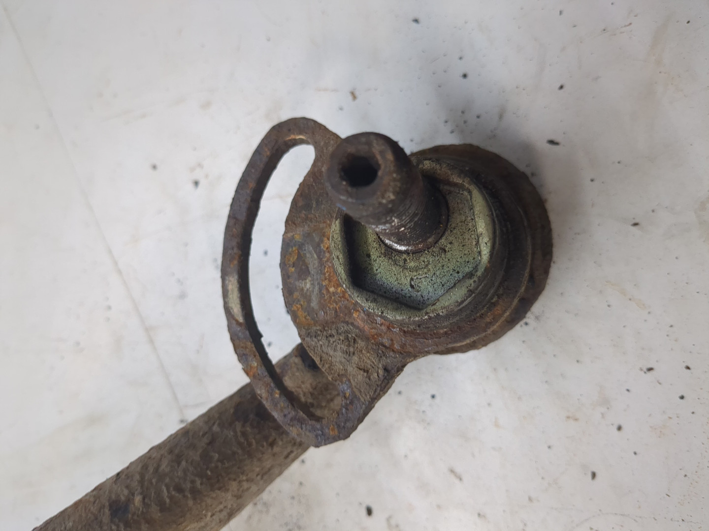 Рычаг передний левый