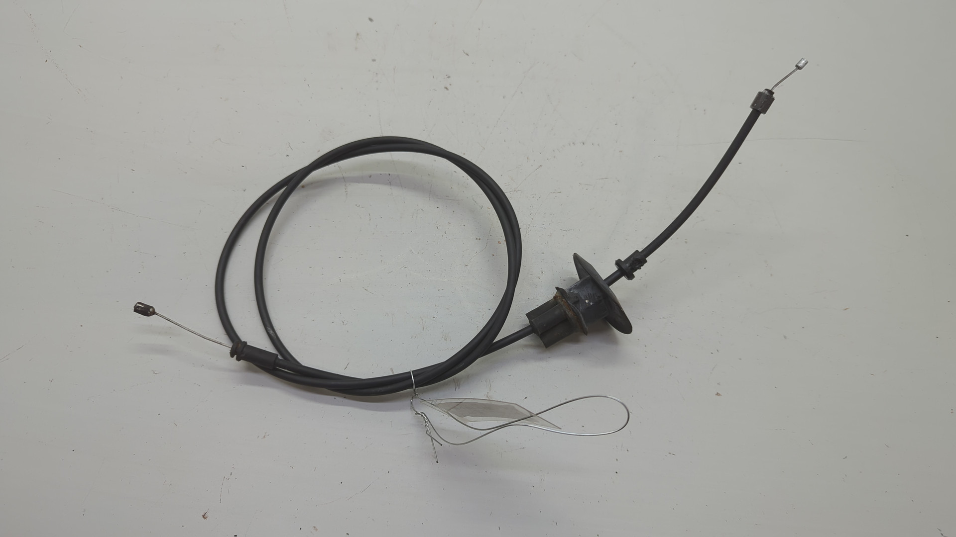 Трос открывания капота