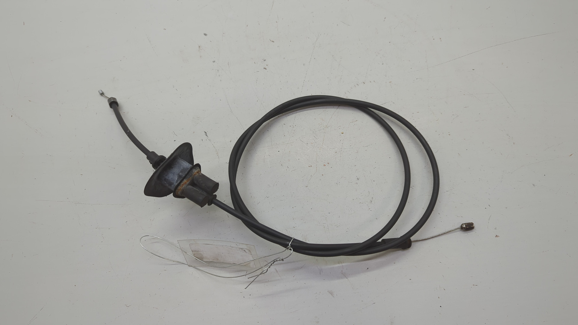 Трос открывания капота