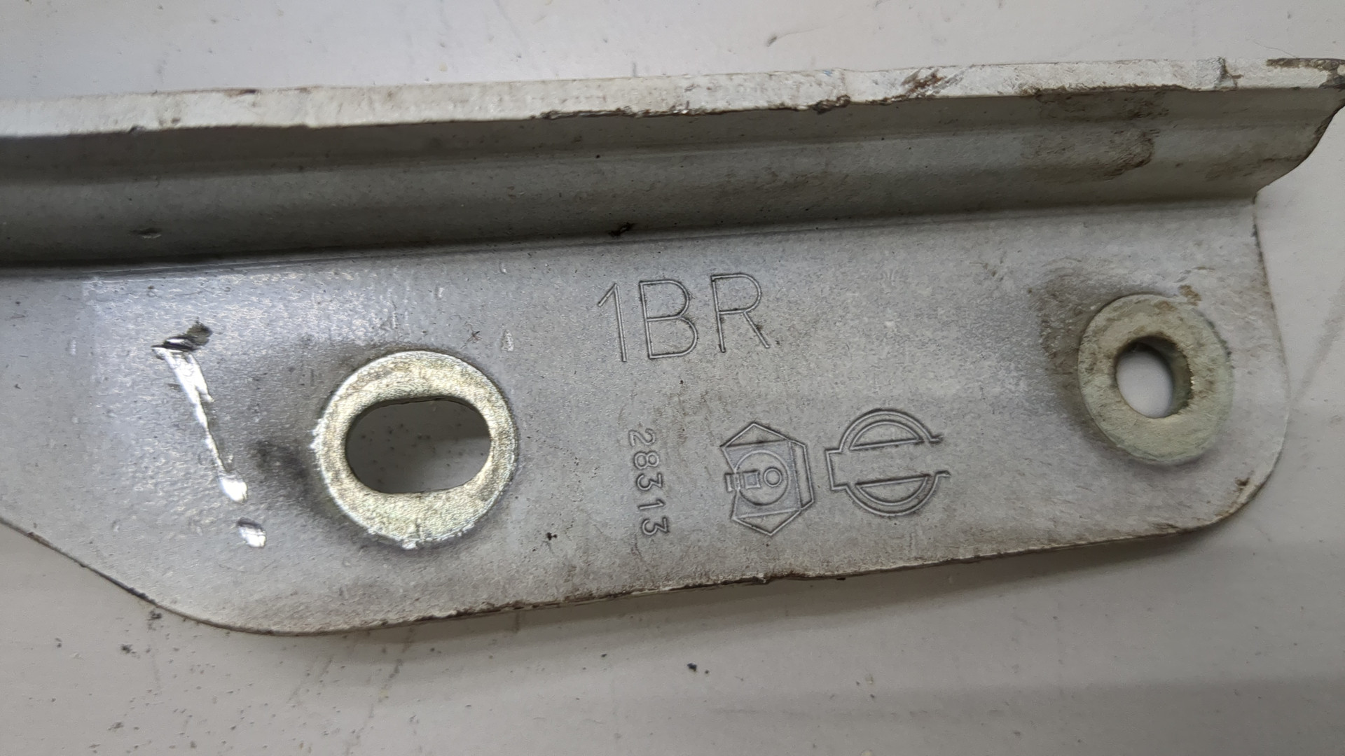 Петля капота правая