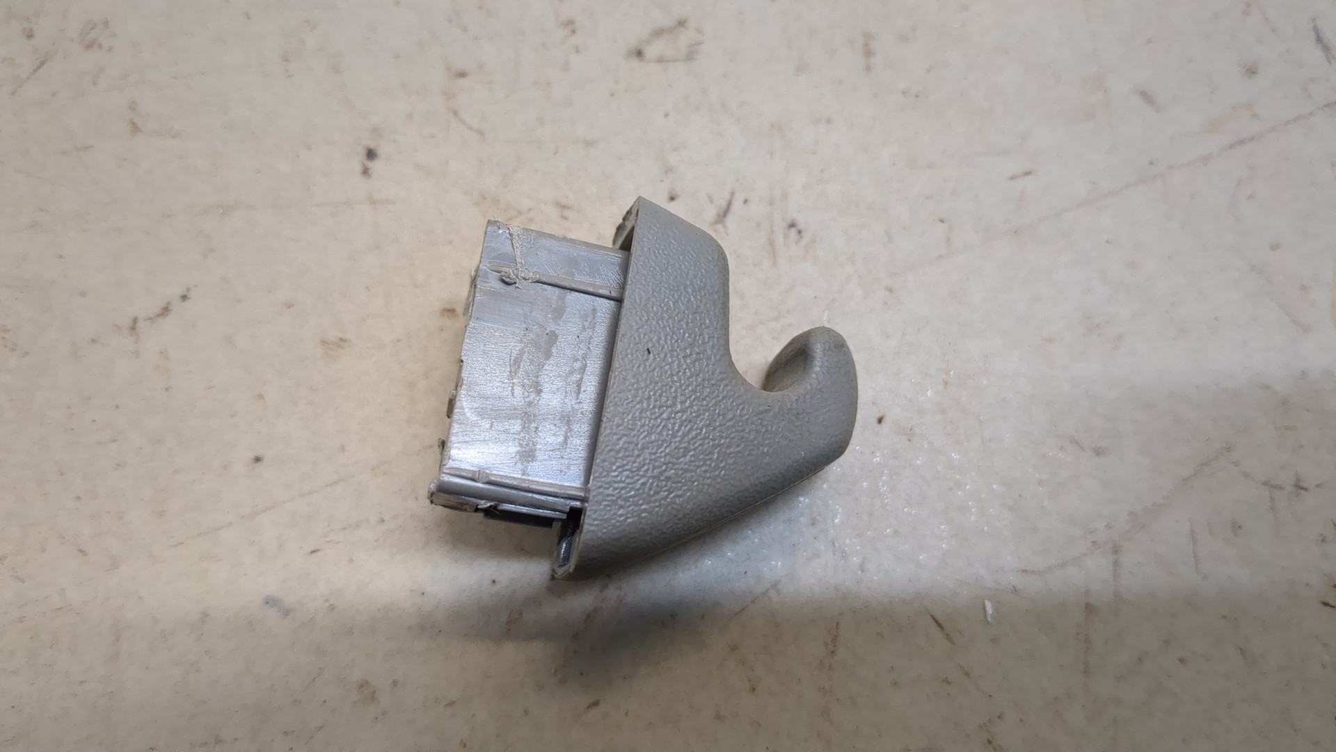 Кронштейн солнцезащитного козырька