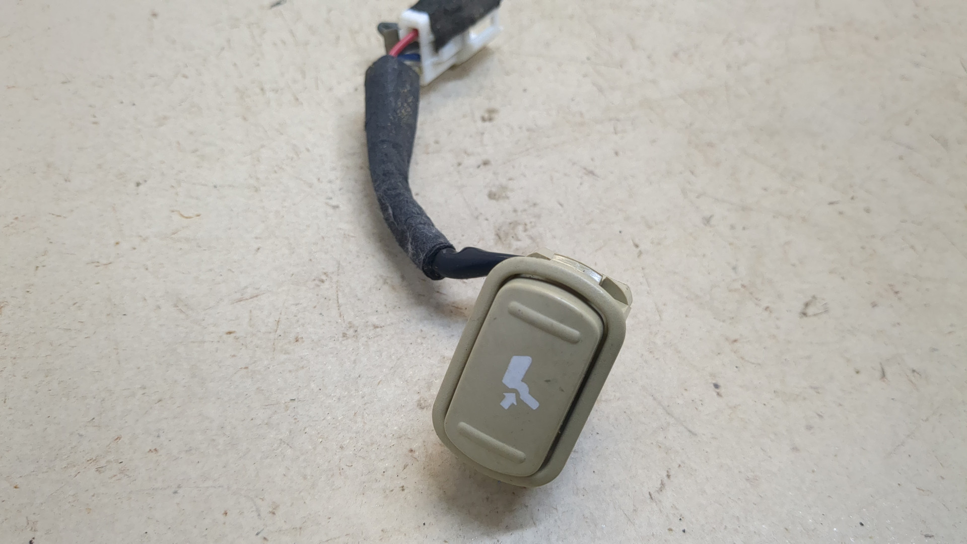 Кнопка регулировки сидения