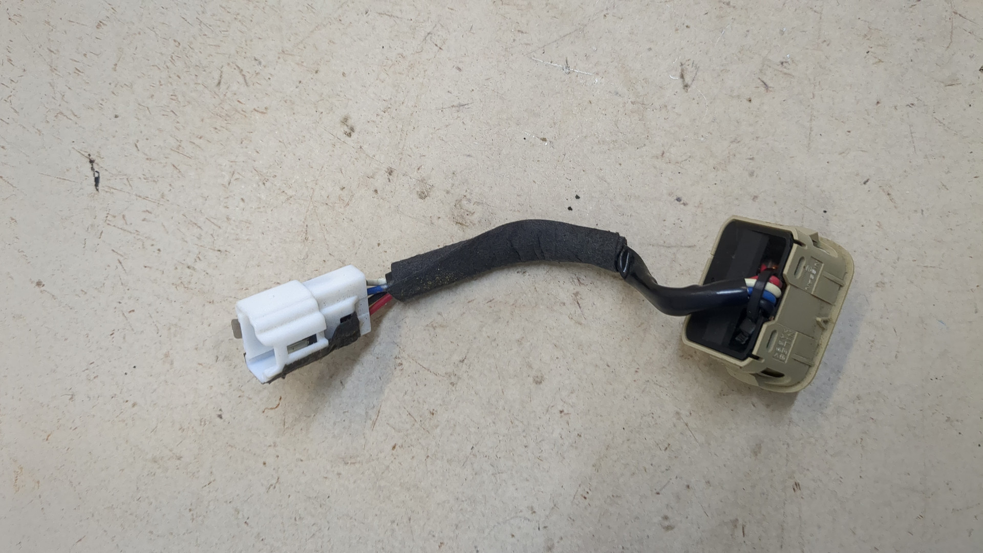 Кнопка регулировки сидения