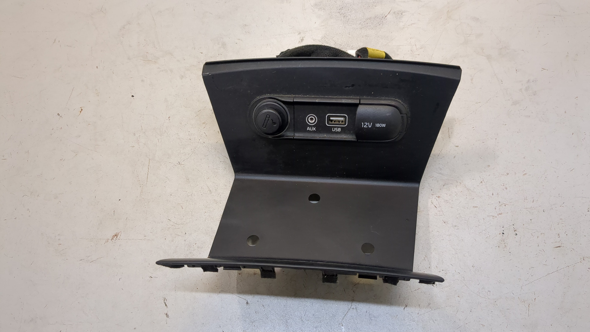 Гнездо AUX / USB IN