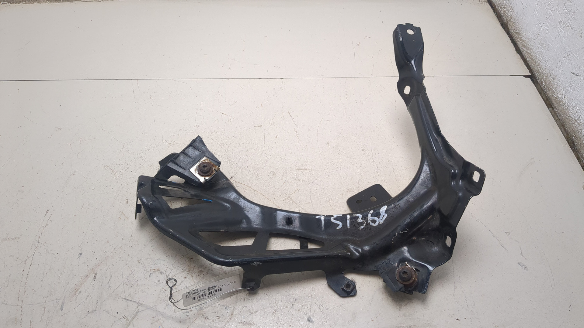 Кронштейн фар правый