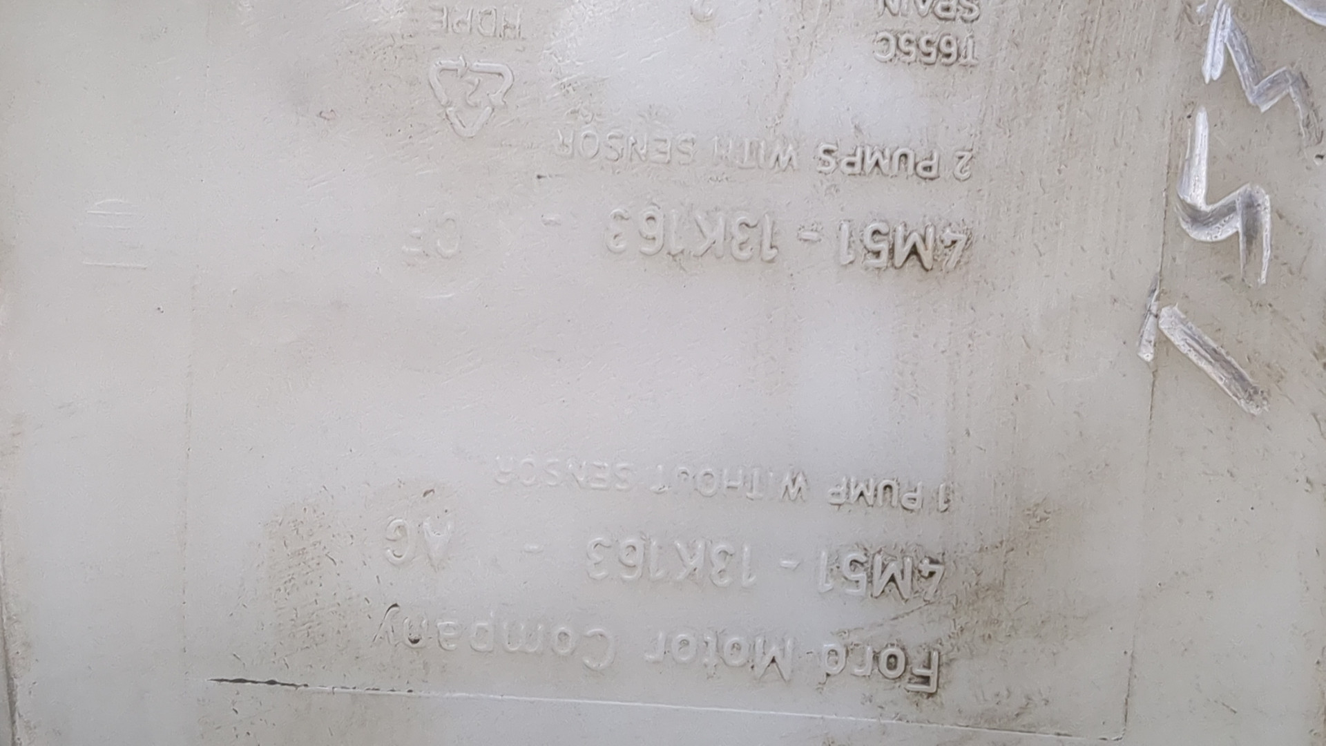 Бачок омывателя лобового стекла