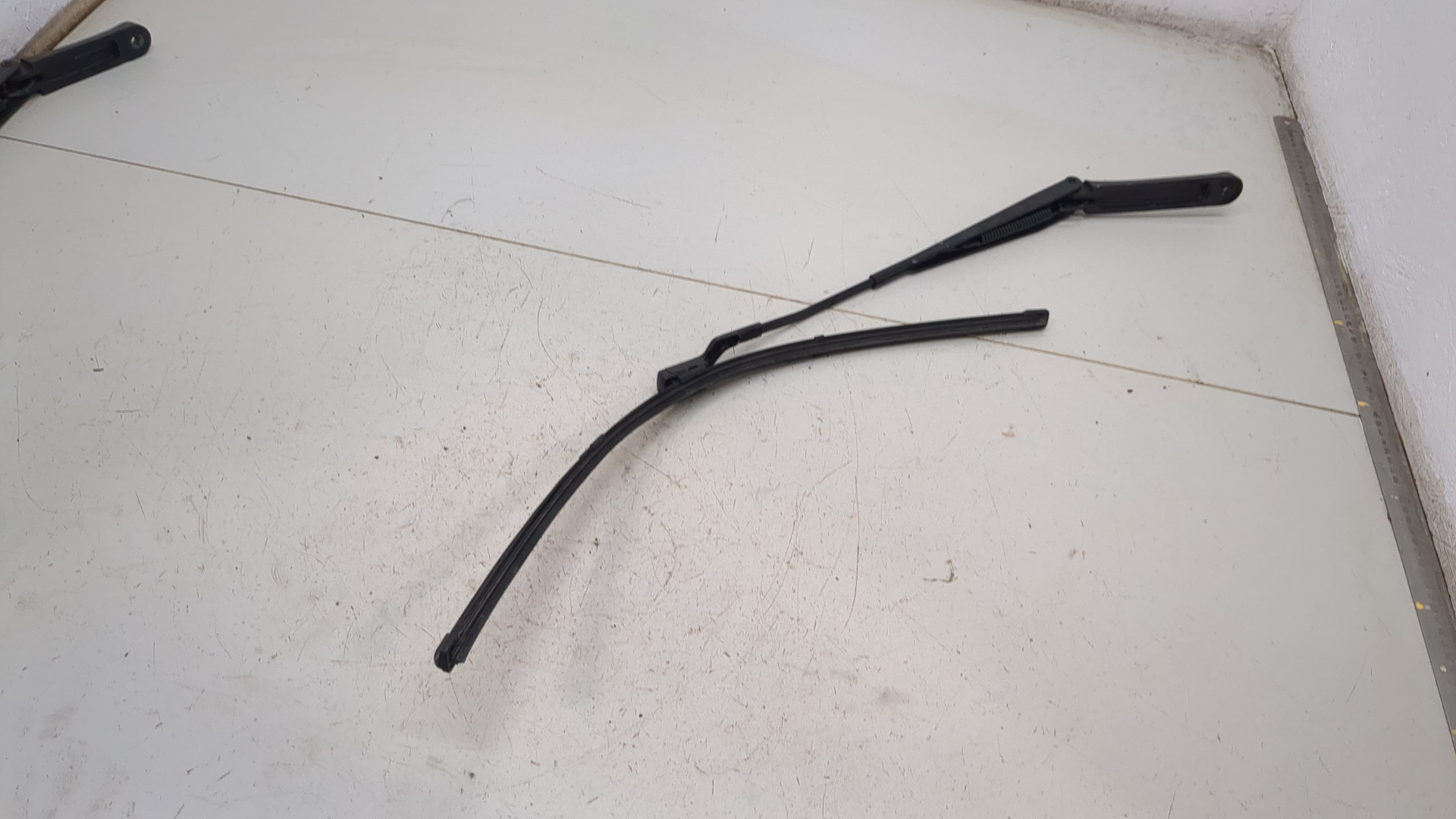 Поводок стеклоочистителя передний левый