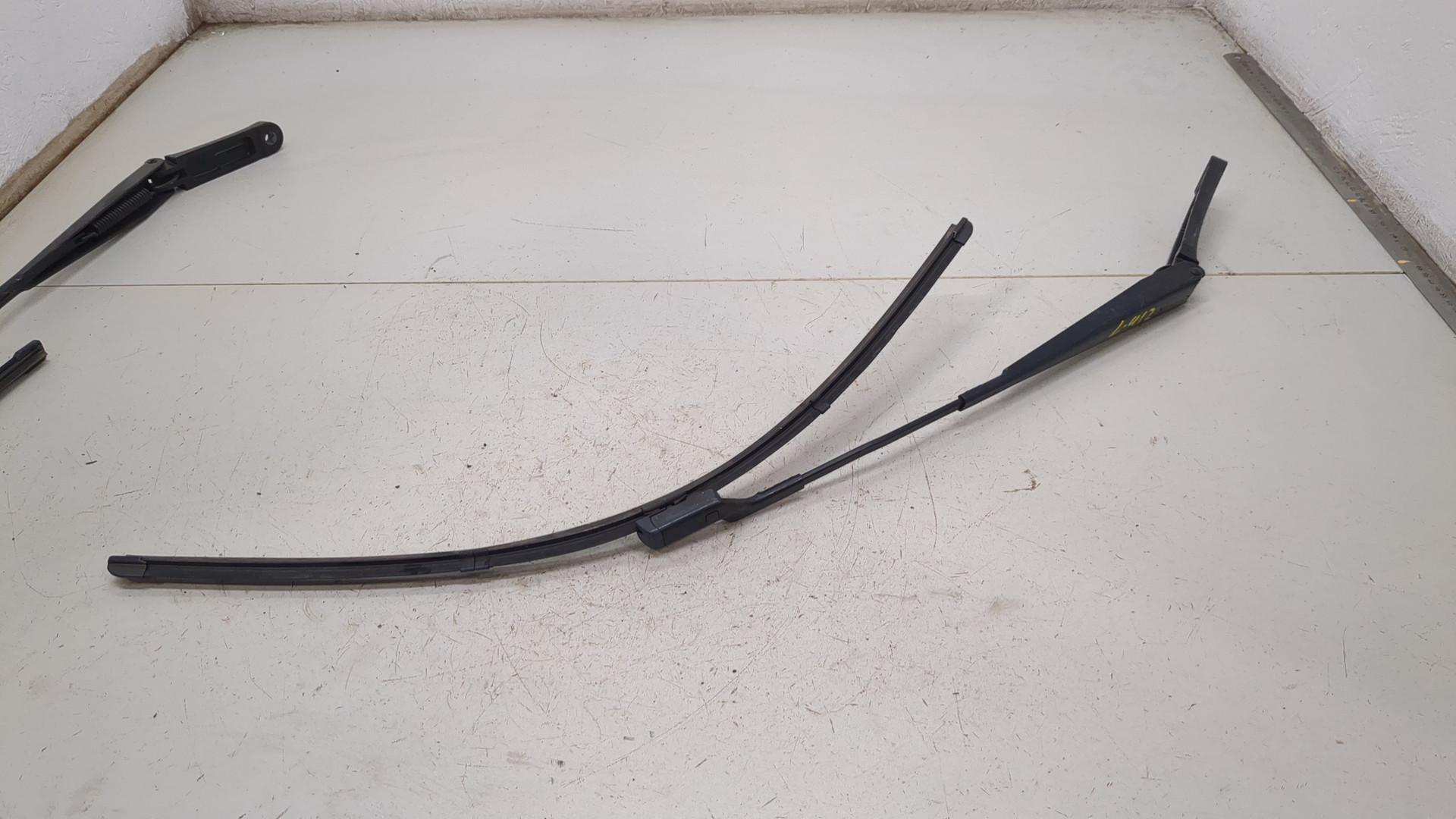 Поводок стеклоочистителя передний левый