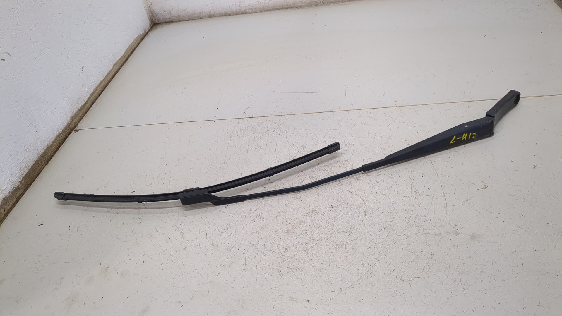 Поводок стеклоочистителя передний правый