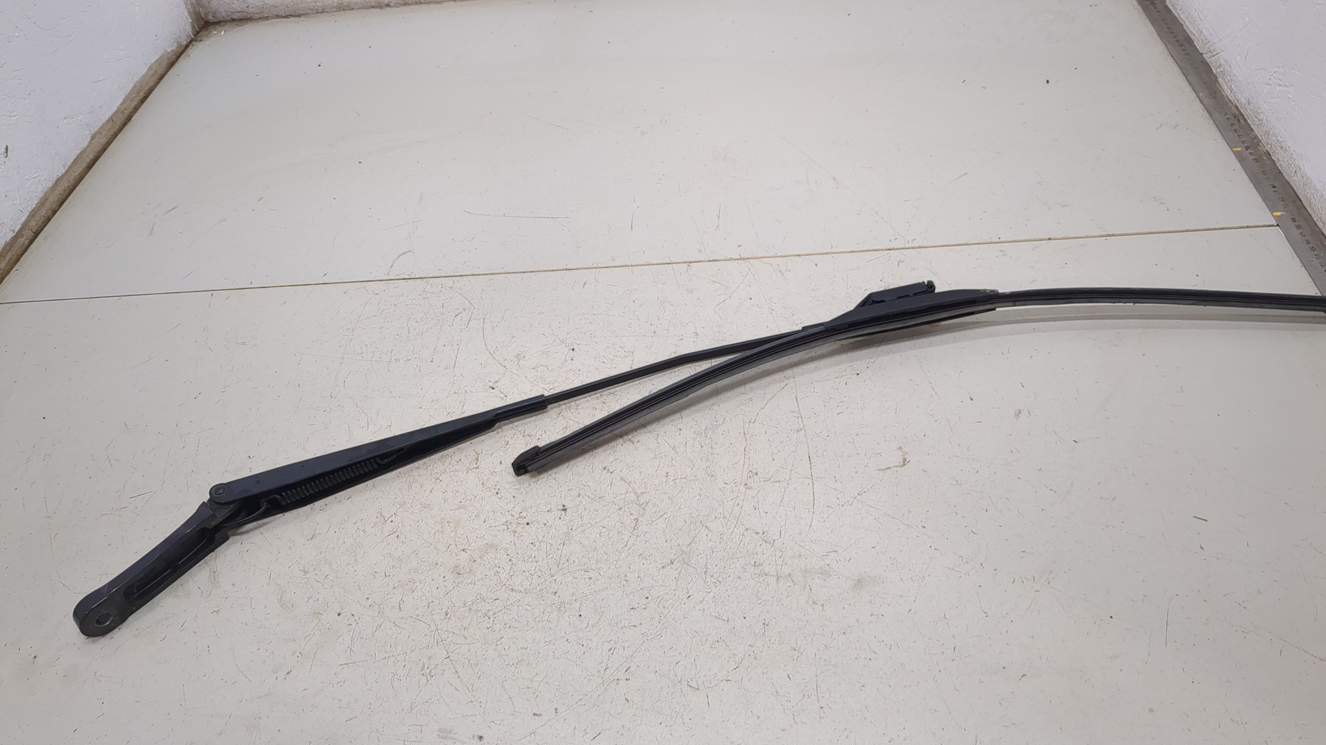 Поводок стеклоочистителя передний левый