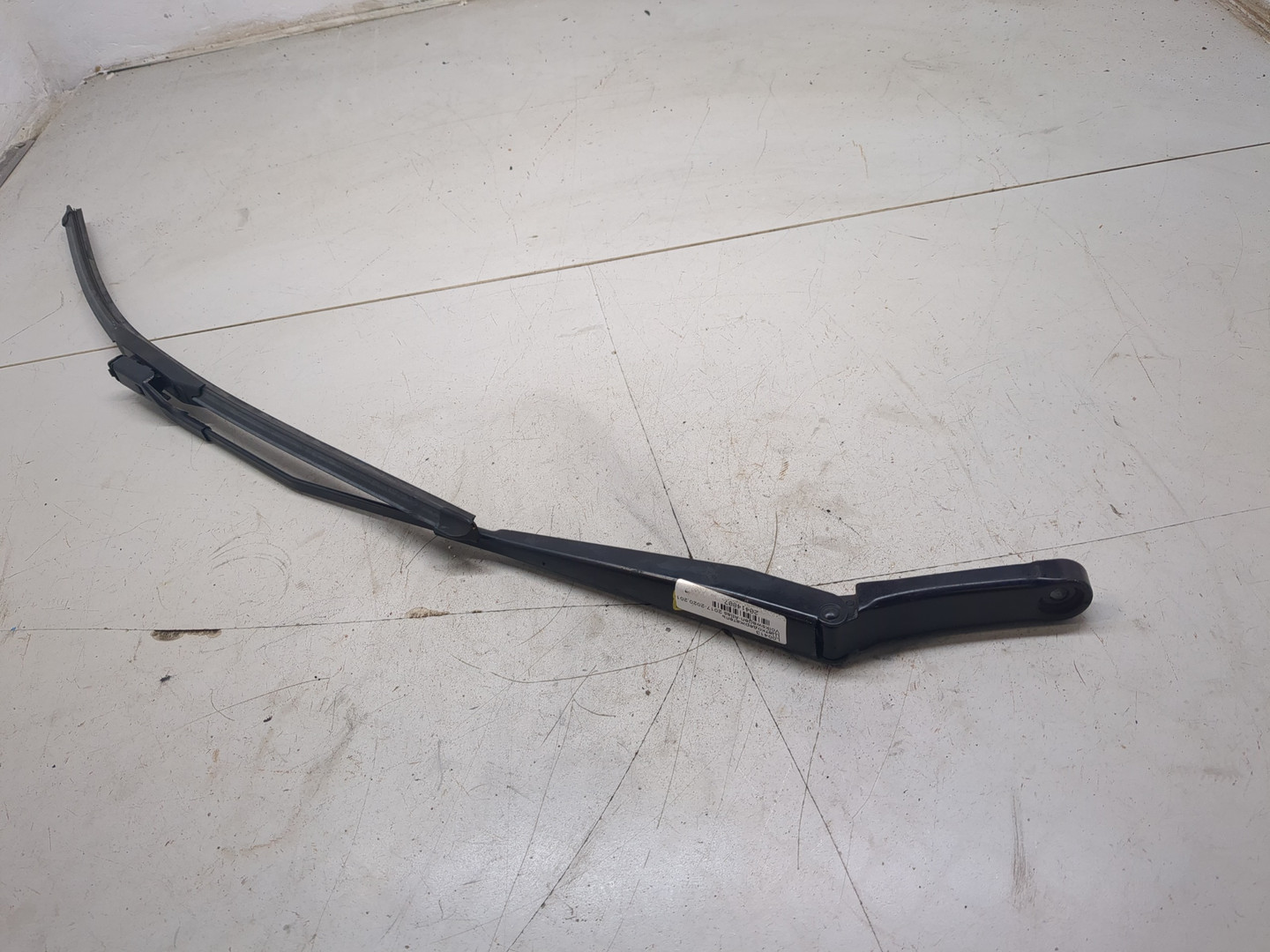 Поводок стеклоочистителя передний левый