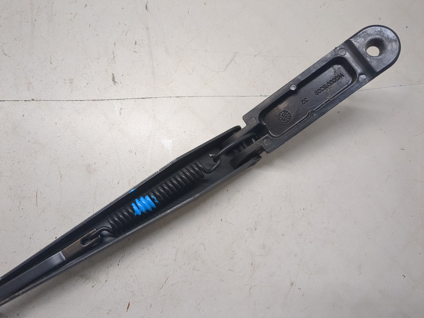 Поводок стеклоочистителя передний левый