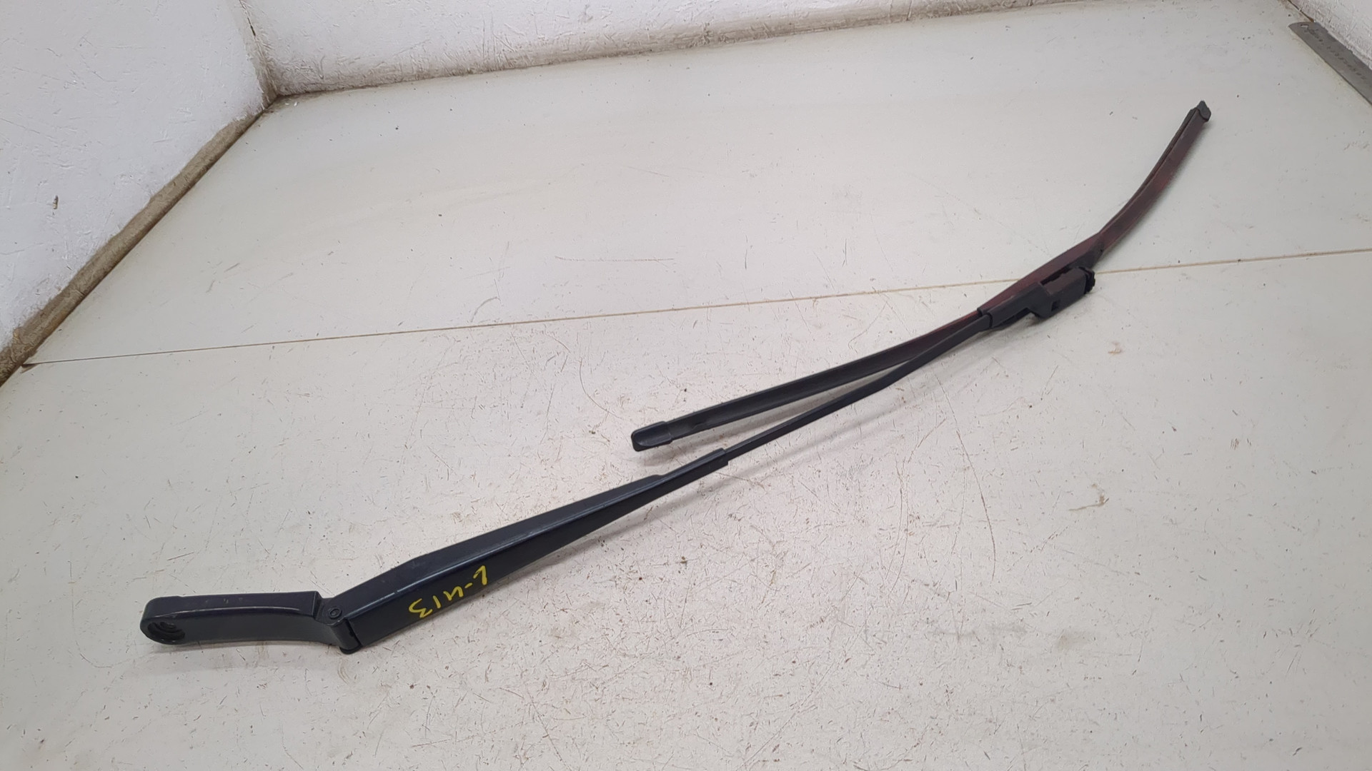 Поводок стеклоочистителя передний левый