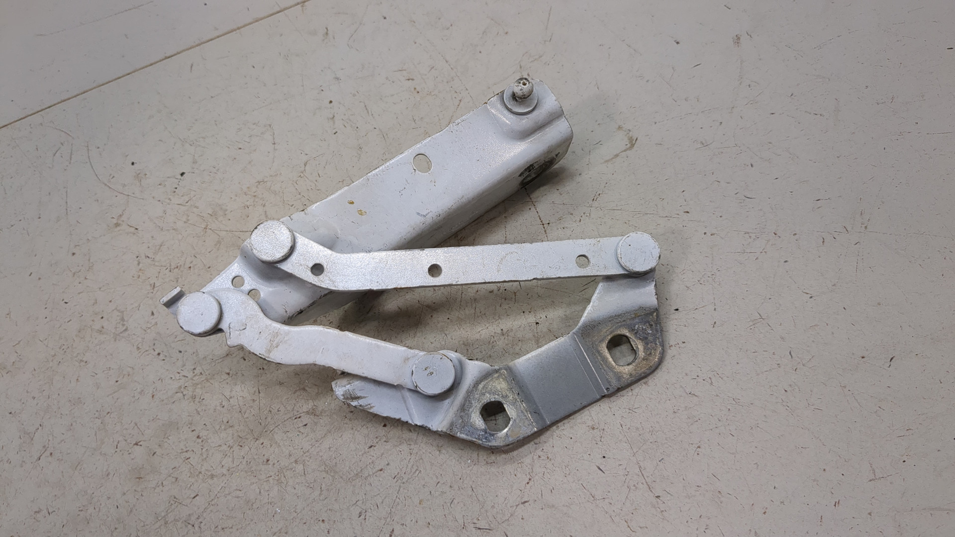 Петля капота левая