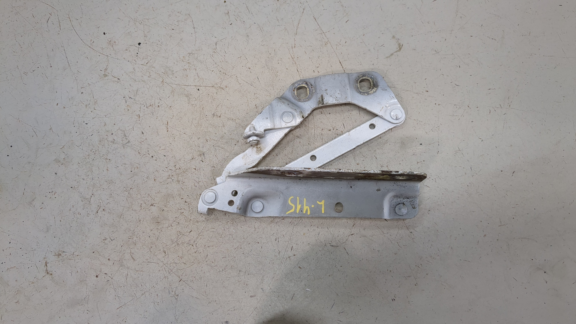 Петля капота левая