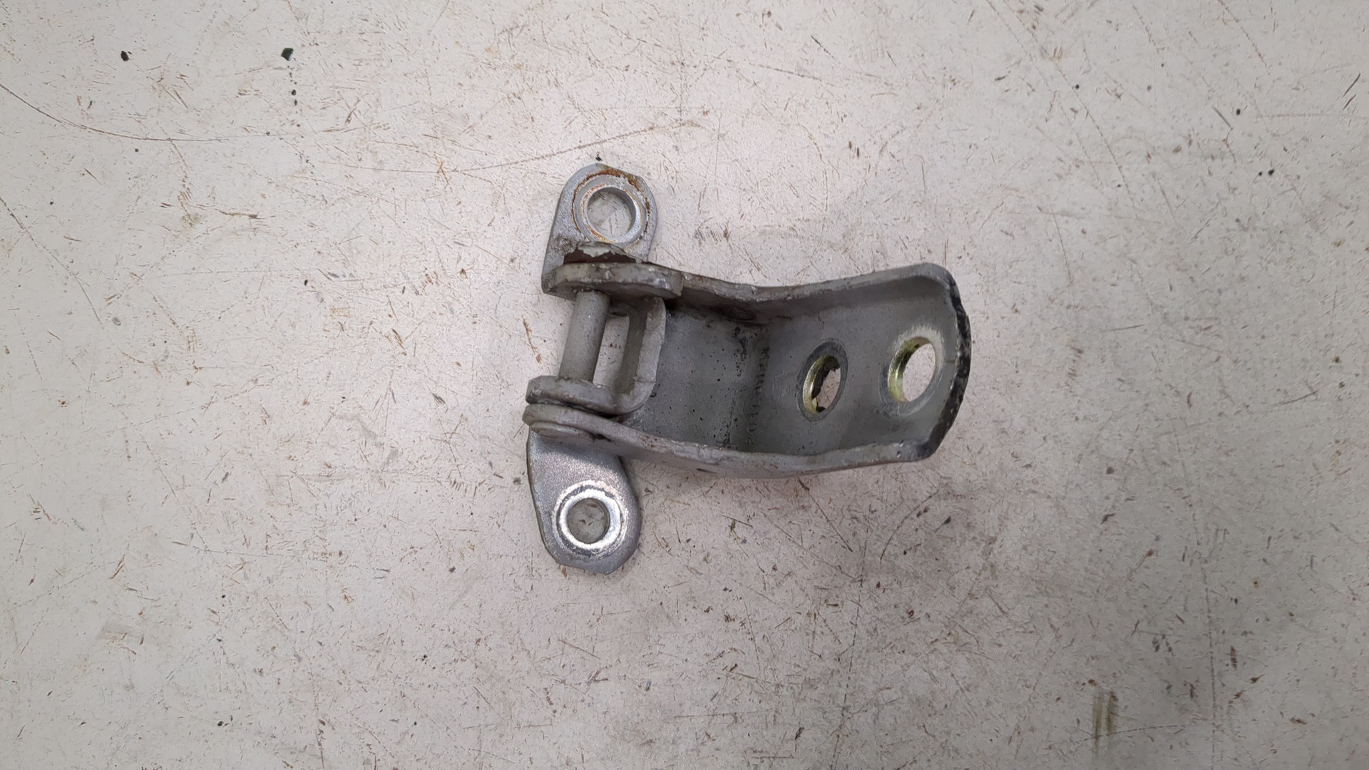 Петля двери