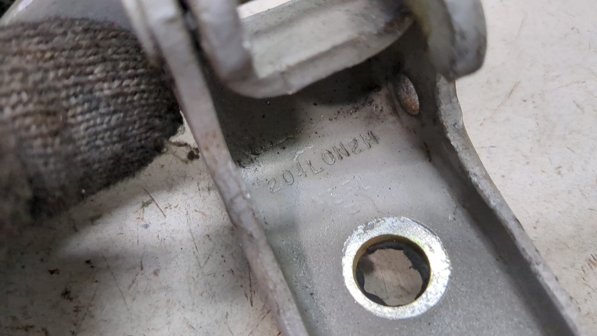 Петля двери