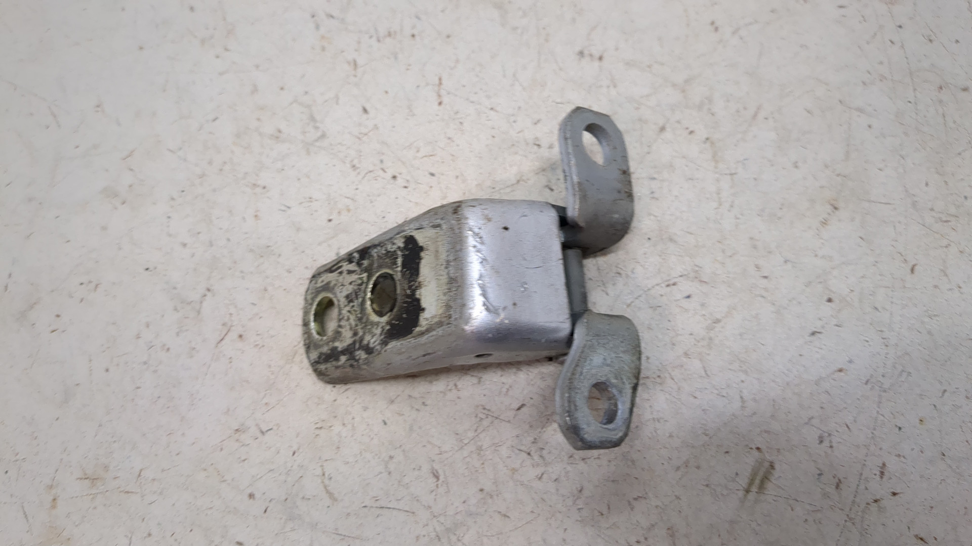 Петля двери