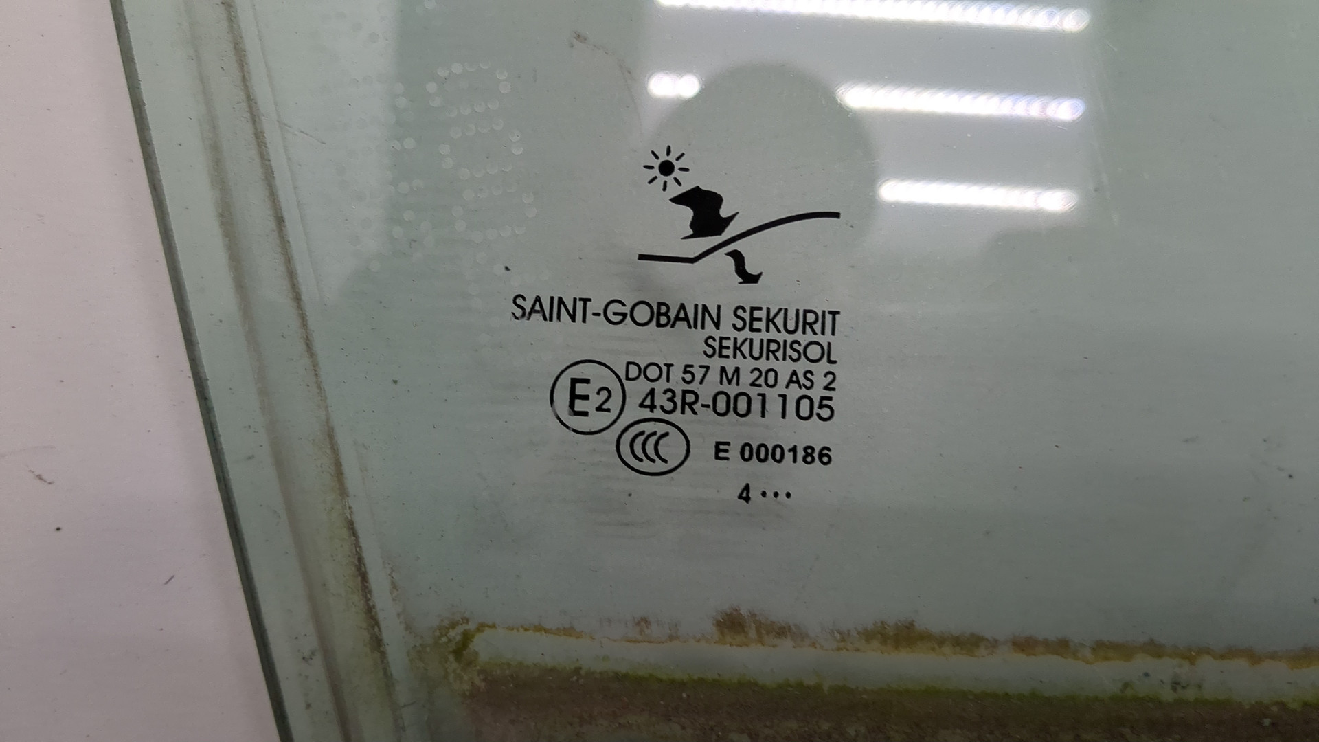 Стекло двери передней правой