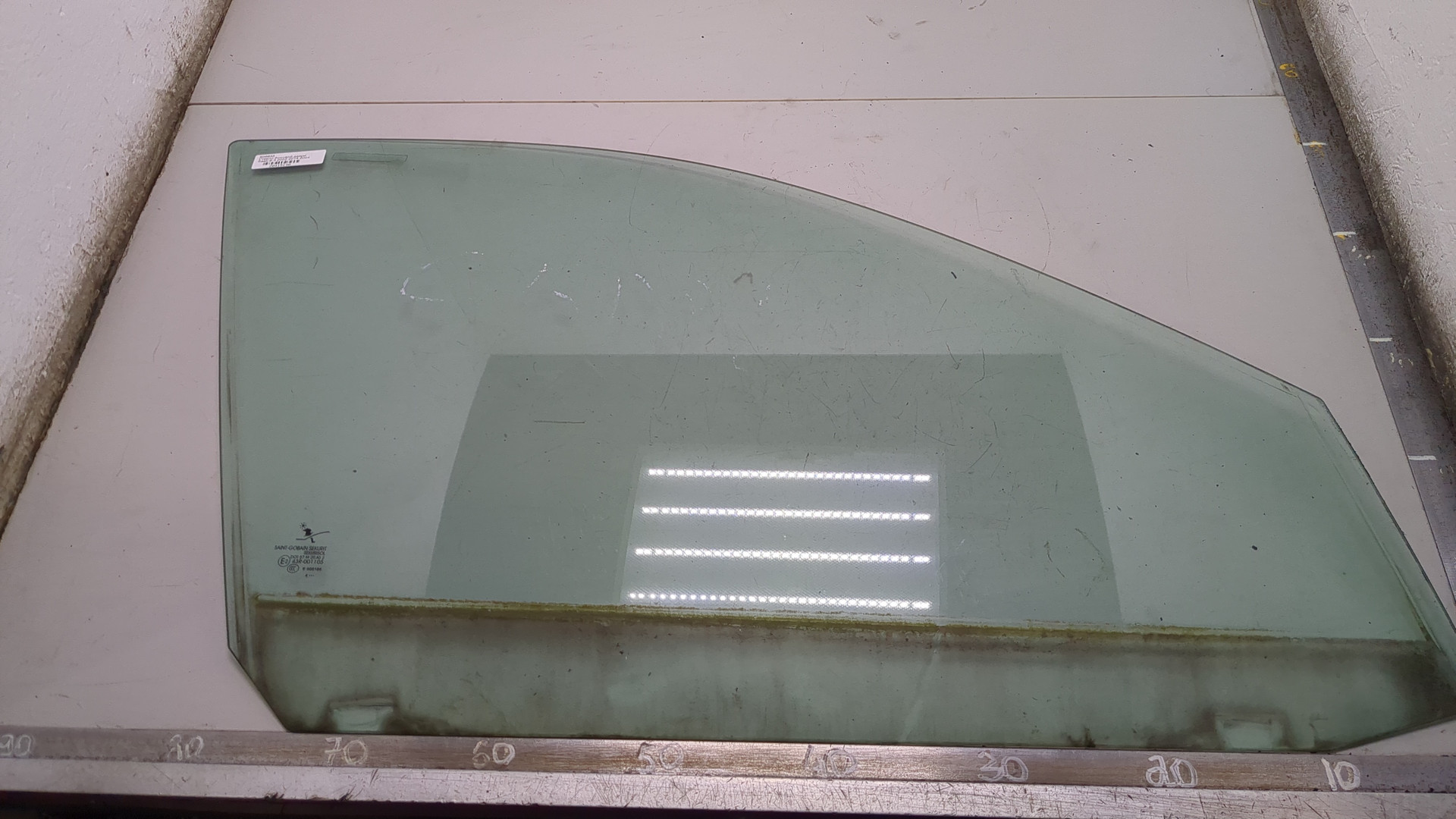 Стекло двери передней правой