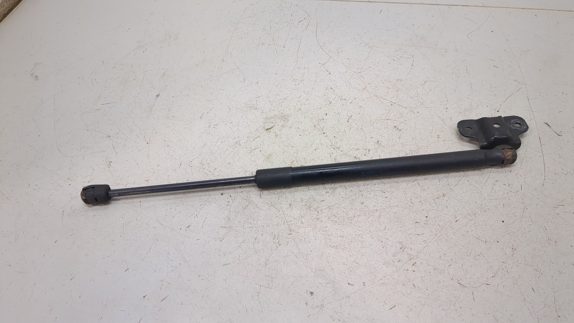 Амортизатор капота