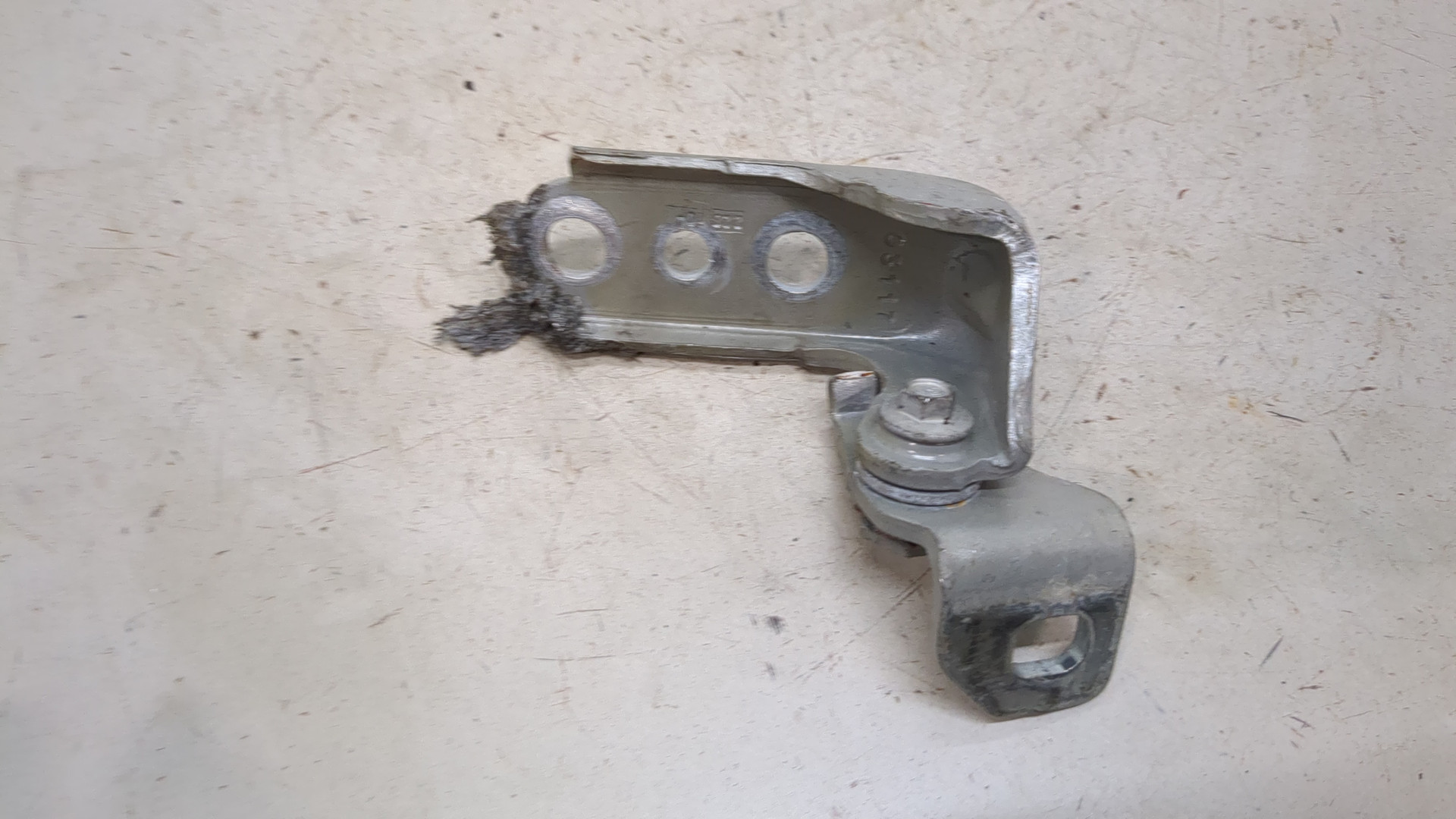 Петля двери