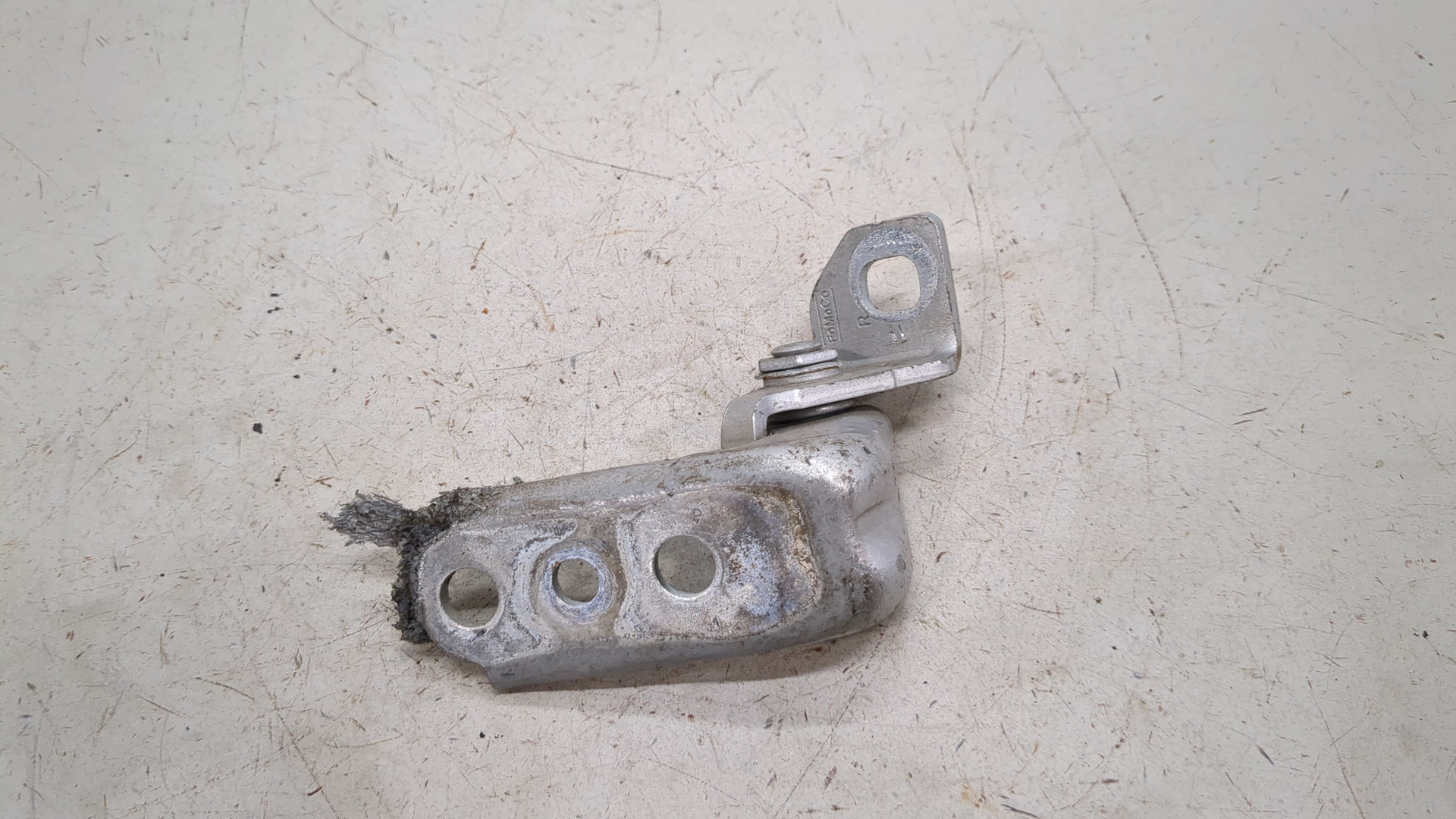 Петля двери